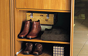 Wysuwane półki na buty w szafie